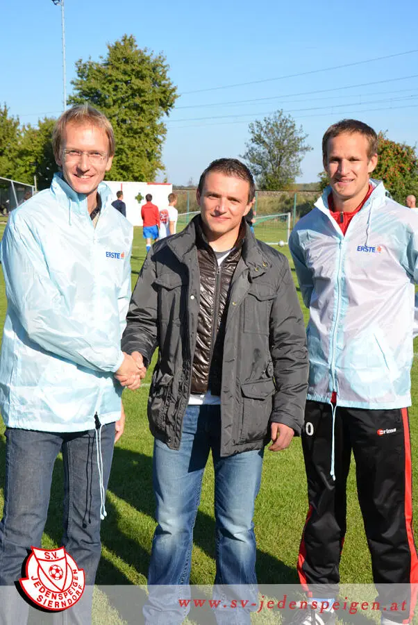 RegenjackenSpende-ErsteBank-Okt2011_2